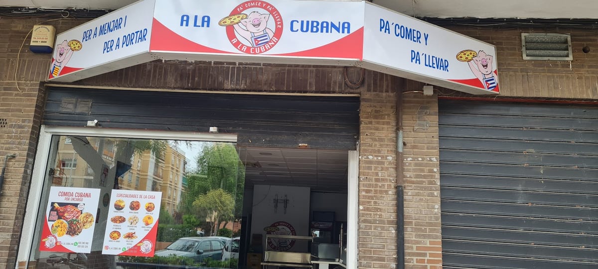 Platos típicos cubanos de A LA CUBANA en Gandía, incluyendo Ropa Vieja y Lechón Asado, con ambiente caribeño — foto oficial del restaurante.