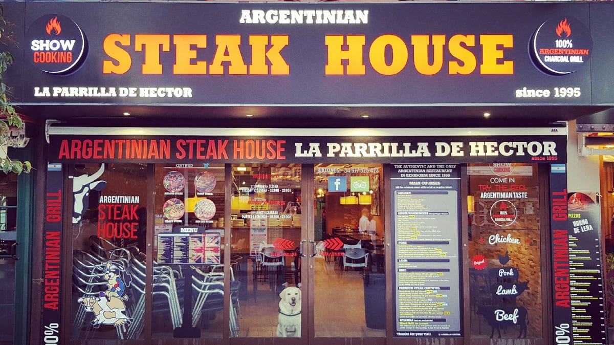 Carnes a la brasa y parrillada argentina en LA PARRILLA DE HÉCTOR Benidorm, especialistas en bife de chorizo y entraña — foto oficial del restaurante.