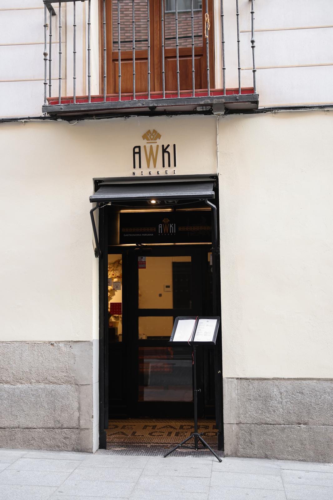 Interior del restaurante Awki Nikkei en Madrid, mostrando su ambiente acogedor y platos de cocina peruana y nikkei — foto oficial del restaurante.