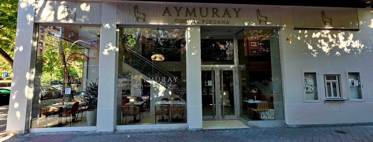 Interior de Aymuray Cocina Peruana Prosperidad en Madrid, con ambiente acogedor y platos típicos peruanos como ceviche — foto oficial del restaurante.