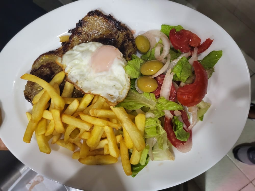 Cafe Bar Bulevar Benidorm, restaurante colombiano auténtico con Bandeja Paisa y Arepas en Alicante — foto oficial del restaurante