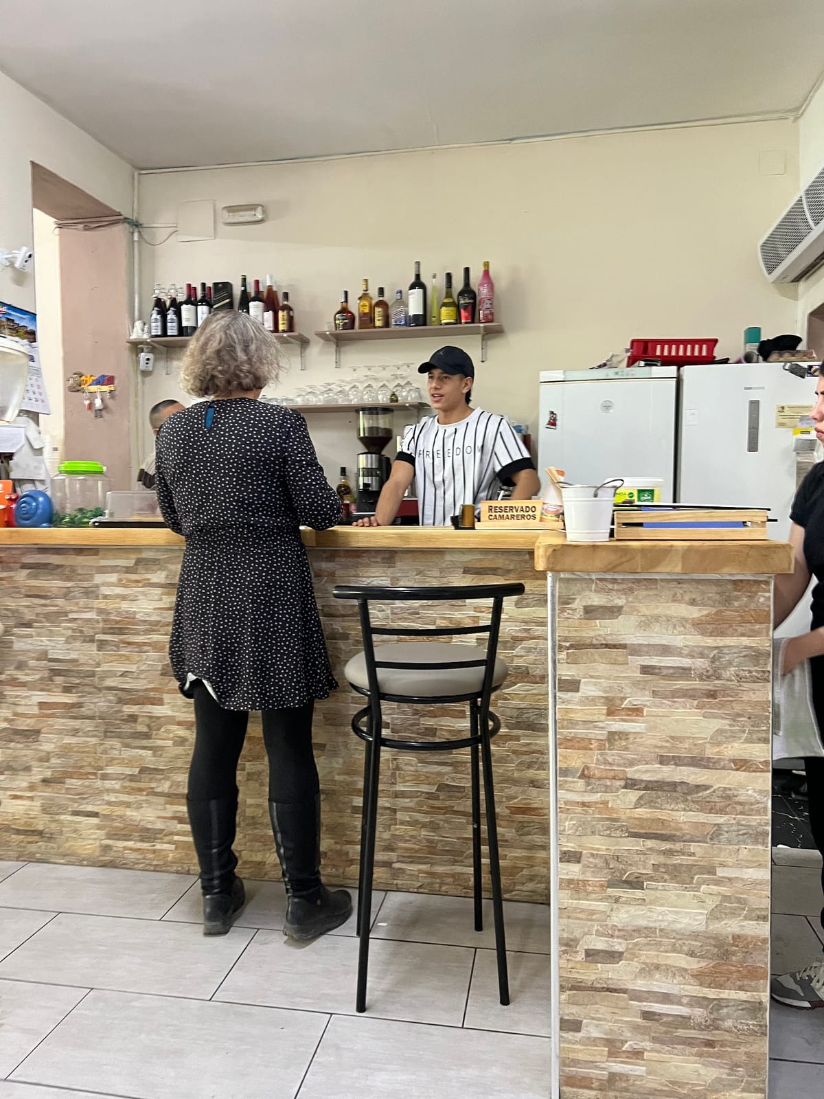 Interior de Cali Aji Denia con platos típicos colombianos como Bandeja Paisa y arepas — foto oficial del restaurante.