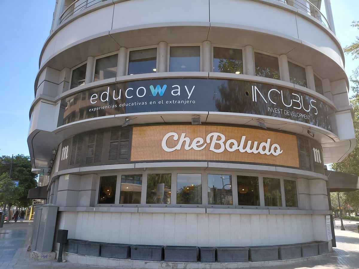 Restaurante argentino Che Boludo en Valencia, especializado en carnes a la leña y parrilla tradicional — foto oficial del restaurante.