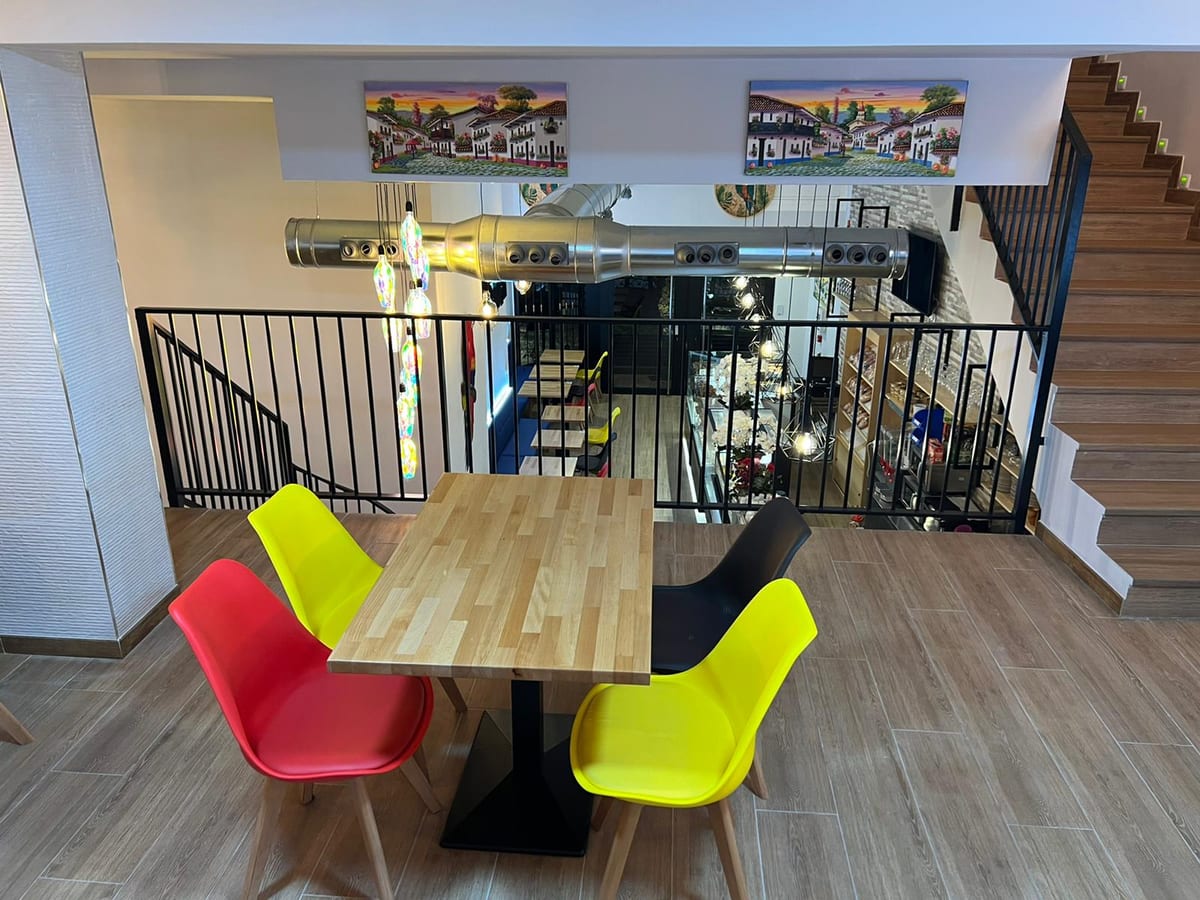 Fachada e interior de Colombiapan Valencia, restaurante de comida colombiana auténtica en Ciutat Vella, con mesas y decoración típica — foto oficial del restaurante