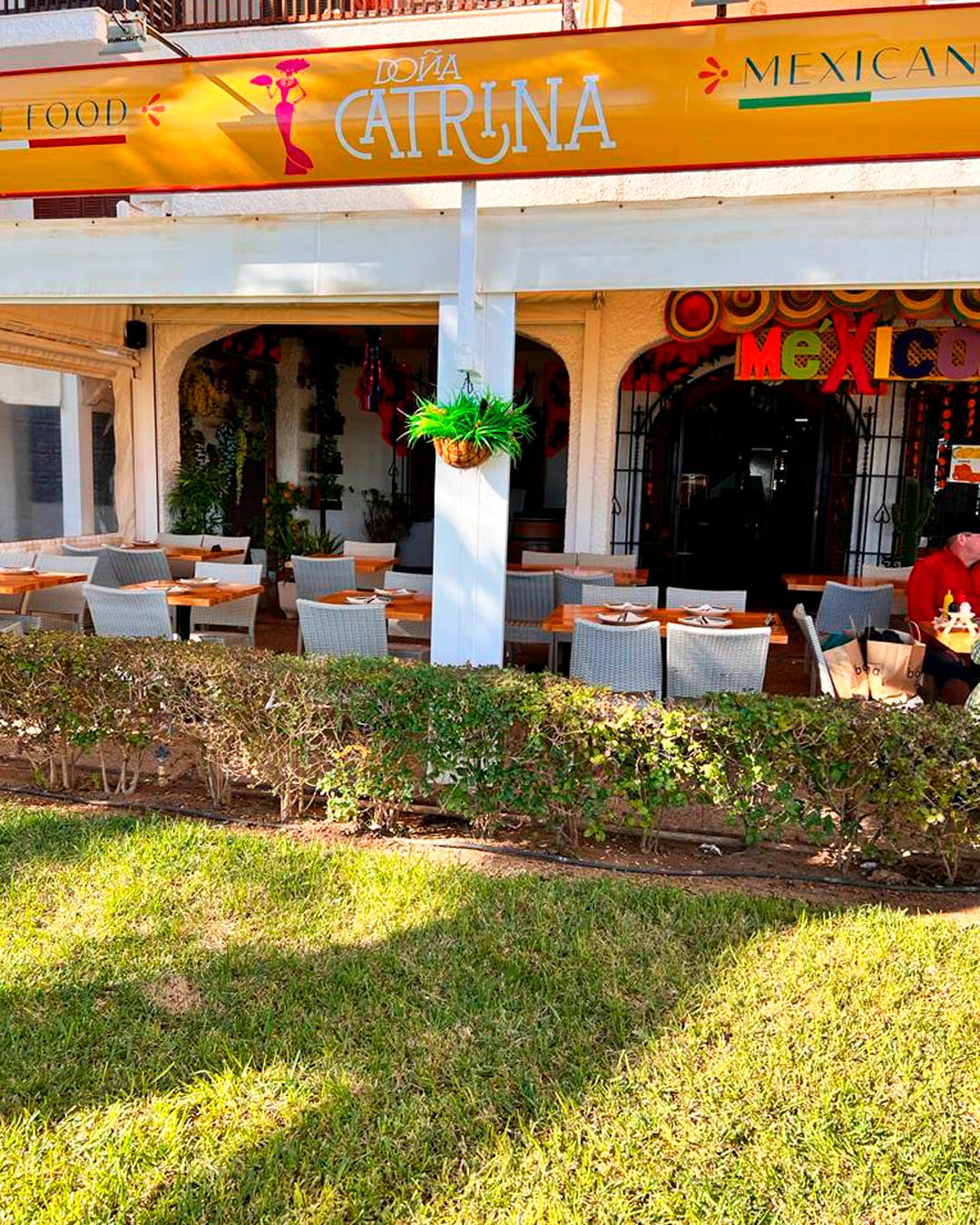 Interior de Doña Catrina Mexican Bistró en Alcossebre, Castellón, con ambiente festivo y platos auténticos mexicanos — foto oficial del restaurante