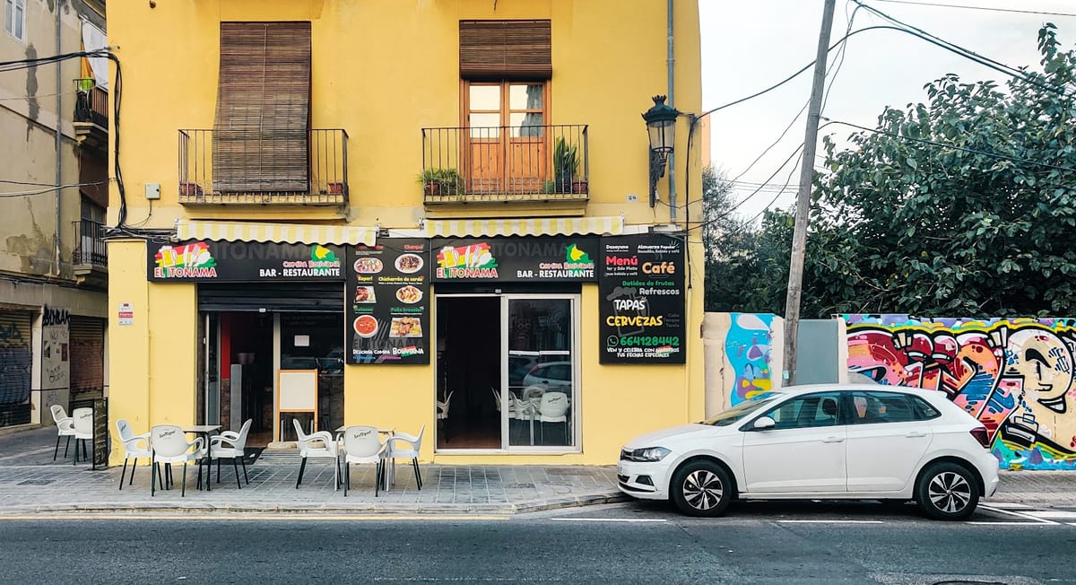 El Itonama Bar Restaurante Boliviano en Valencia, especialidades como Salteñas y Pique Macho — foto oficial del restaurante.