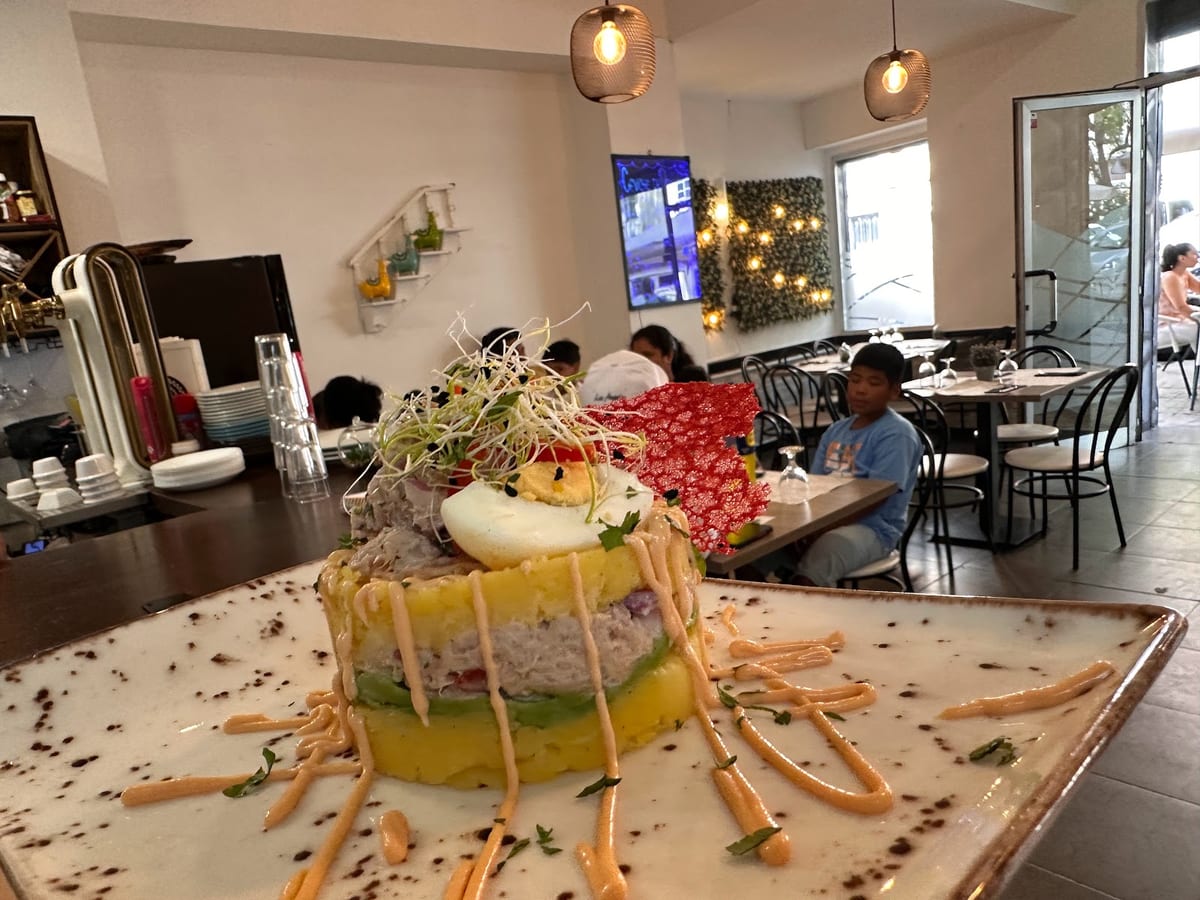 Plato de ceviche peruano con choclo y camote en El Rinconcito Peruano Gandía, restaurante de comida peruana — foto oficial del restaurante.