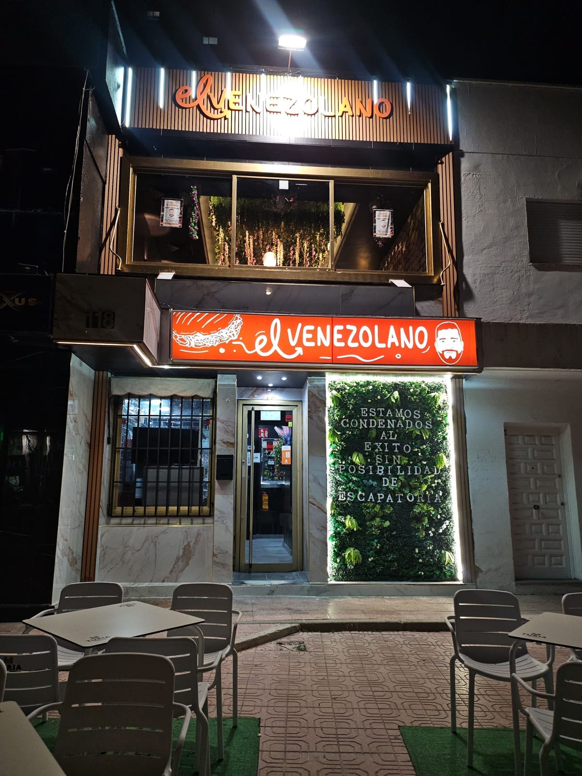 Interior de El Venezolano en Gandía, con mesas y ambiente acogedor, mostrando platos típicos como arepas y pabellón criollo — foto oficial del restaurante.