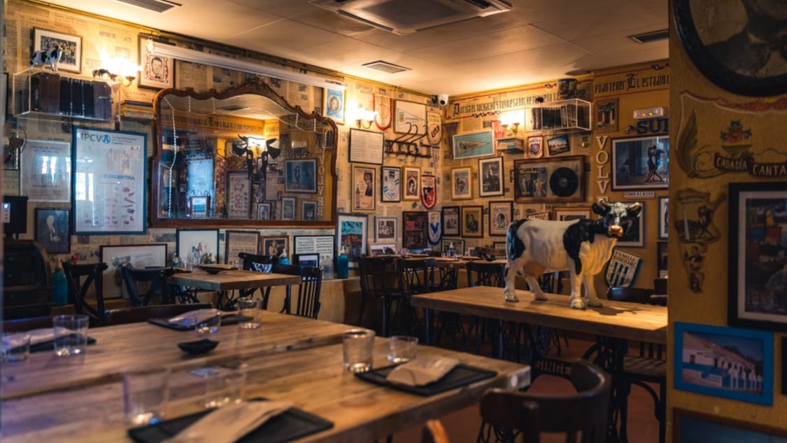 Parrillada argentina con bife de chorizo y empanadas criollas en El Viejo Almacén de Buenos Aires, Madrid — foto oficial del restaurante