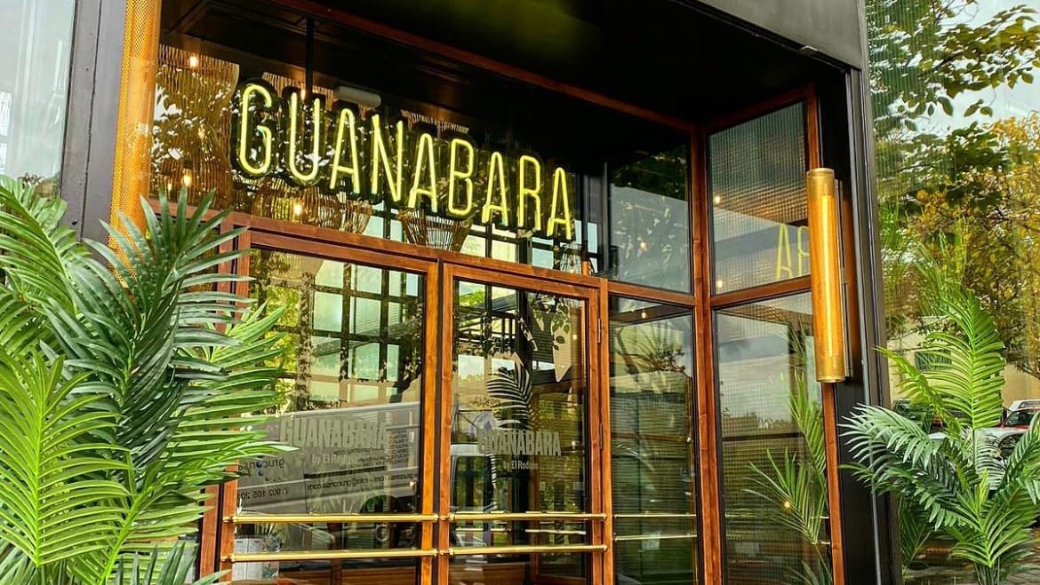 Restaurante brasileño Guanabara by El Rodizio en Madrid, con brochetas de carne y cócteles exóticos — foto oficial del restaurante.