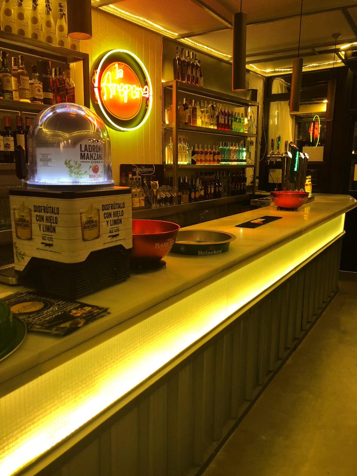 Auténticas arepas venezolanas y ambiente animado en La Arepera Madrid, calle de Tetuán, restaurante de cocina tradicional — foto oficial del restaurante.