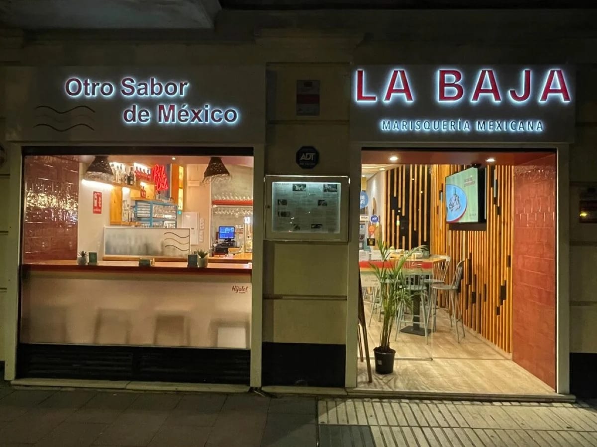 Platos de marisco mexicano fresco como tacos de pescado y aguachile en el interior de La Baja Marisquería en Madrid — foto oficial del restaurante