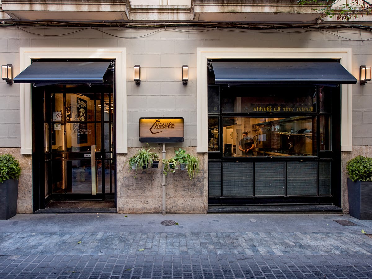 Carnes a la brasa y vinos sudamericanos en La Cabaña Argentina, asador argentino en Madrid Centro — foto oficial del restaurante.