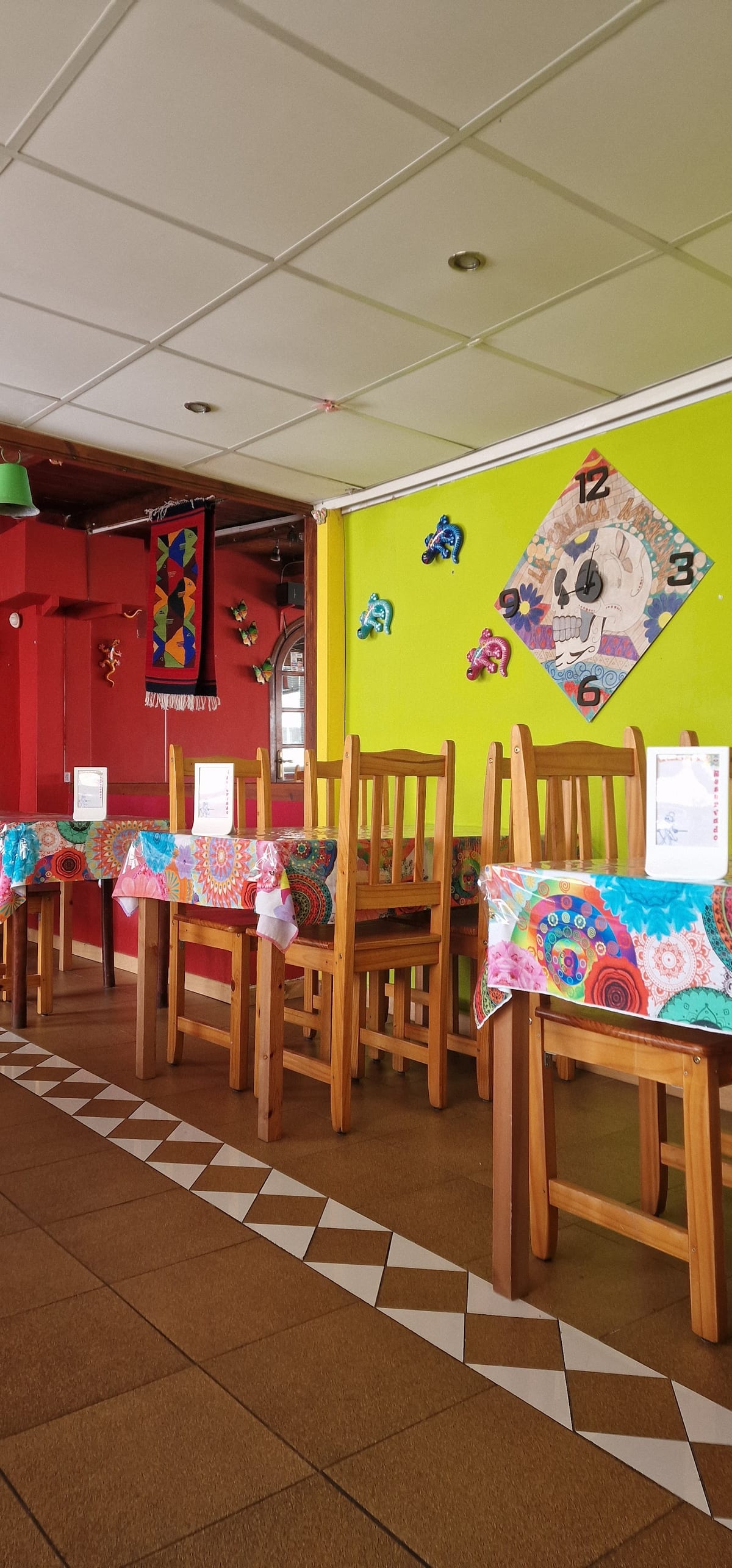 Platos típicos de La Calaca Mexicana en Alicante, como tacos al pastor y guacamole, reflejando la auténtica cocina mexicana — foto oficial del restaurante