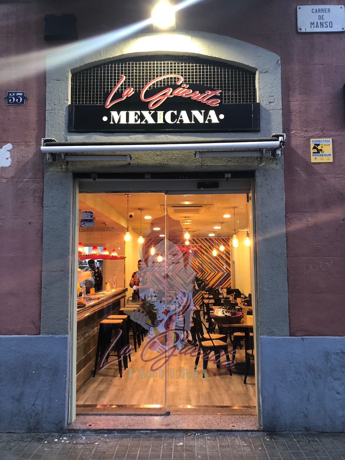 Interior de La Güerita Mexicana en Barcelona con mesas llenas y decoración vistosa, restaurante mexicano en Eixample — foto oficial del restaurante.