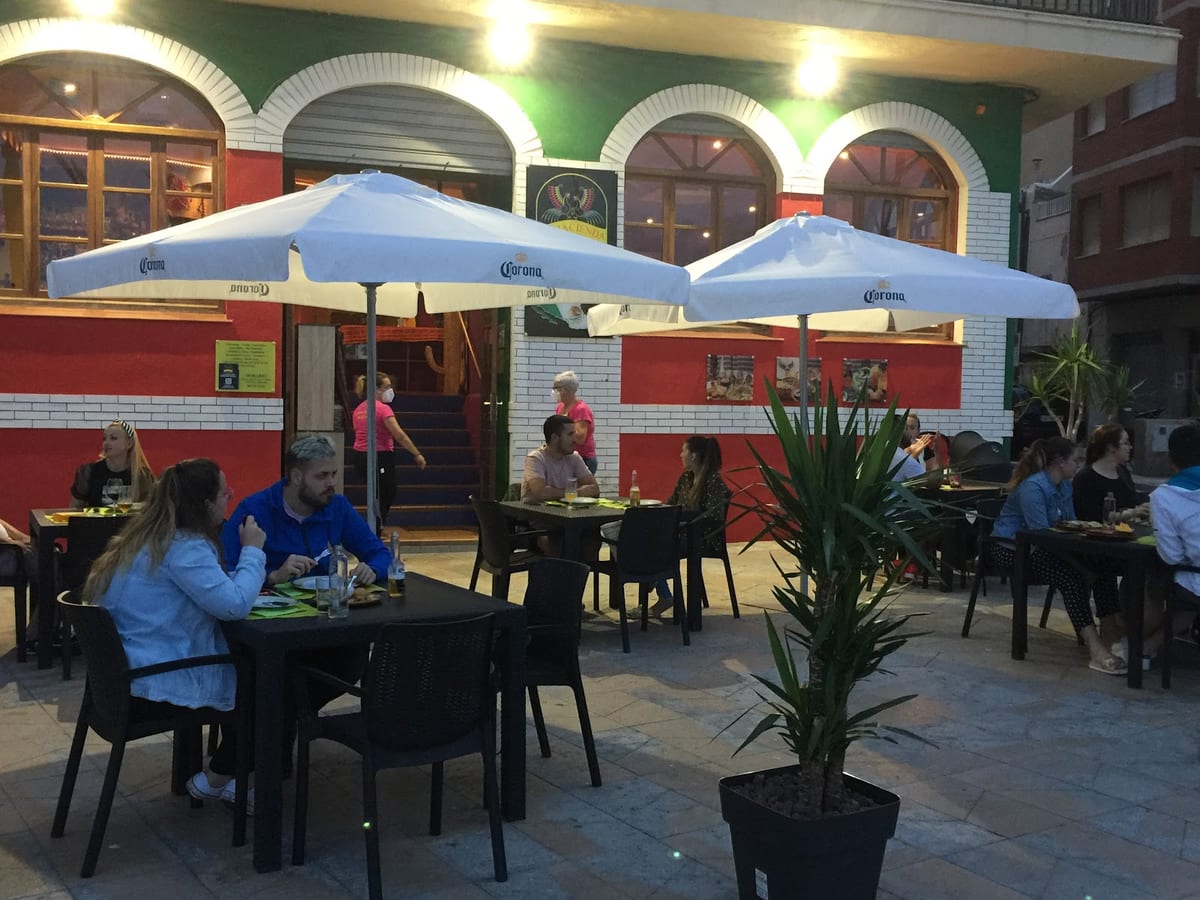 Interior colorido de La Hacienda del Mexicano en Vinaròs, Castellón, con decoración festiva y ambiente tradicional mexicano — foto oficial del restaurante