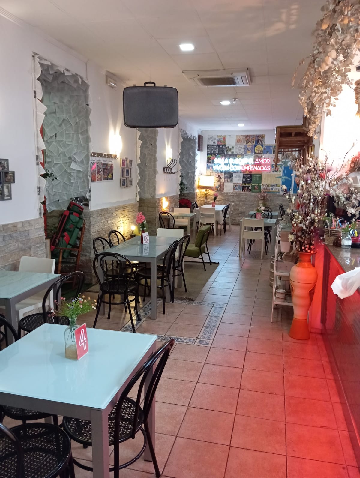 Fachada de La Loca Tasca Argentina en Castellón de la Plana, restaurante argentino con empanadas y carnes a la parrilla — foto oficial del restaurante