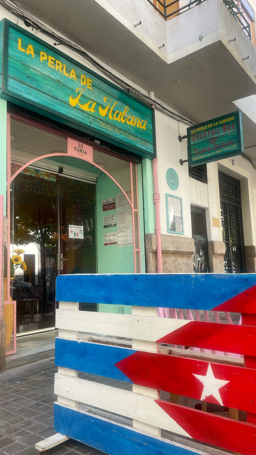 Fachada de La Perla de La Habana Valencia, restaurante cubano auténtico en L'Eixample, con sus colores vibrantes y ambiente acogedor — foto oficial del restaurante.