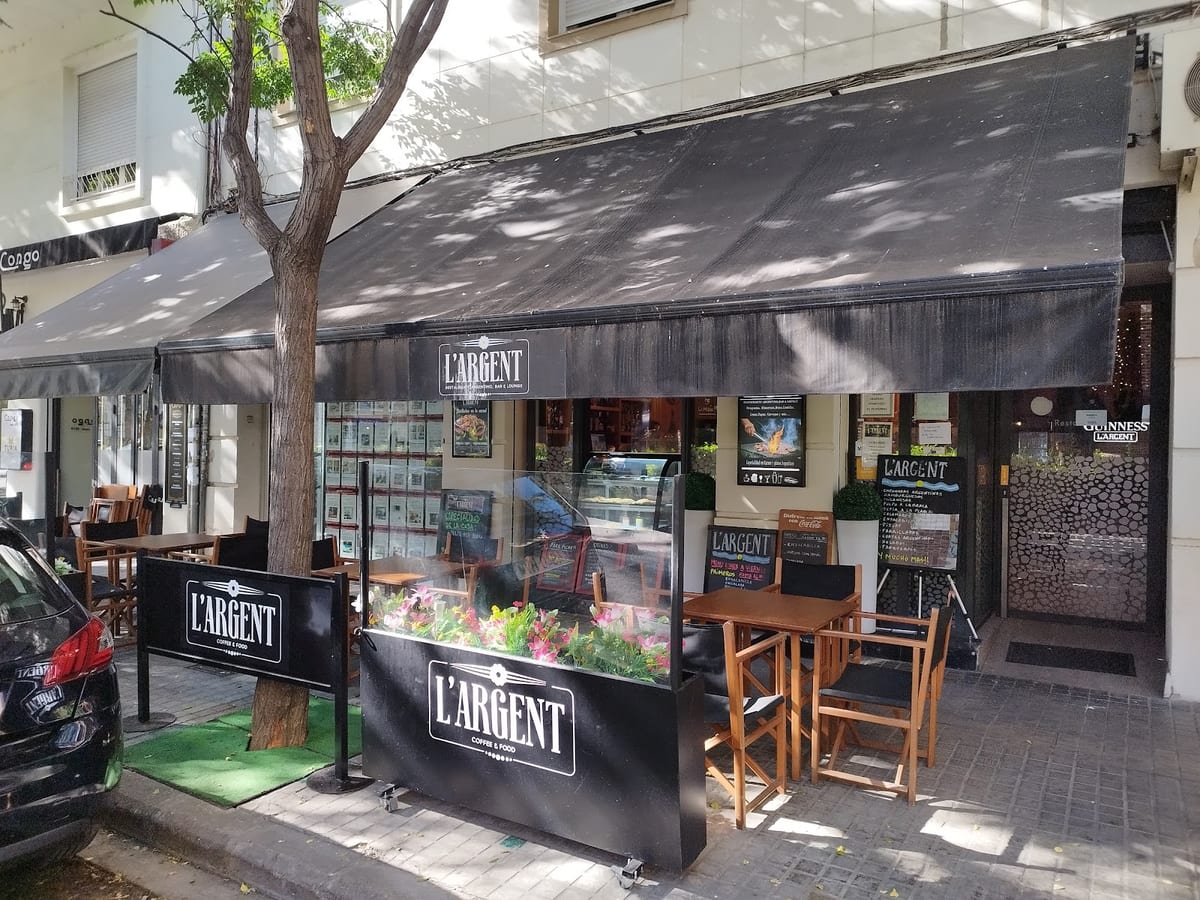 Fachada de L'Argent Restaurante & Bar Argentino en Valencia, L'Eixample, con su distintivo estilo argentino y ambiente acogedor — foto oficial del restaurante