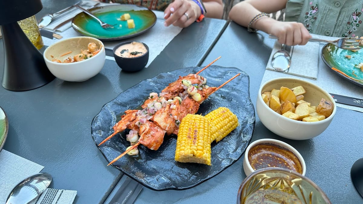 Interior de Lima - Nikkei Latino en Benidorm, restaurante peruano de cocina fusión Nikkei con platos como ceviche y lomo saltado — foto oficial del restaurante.