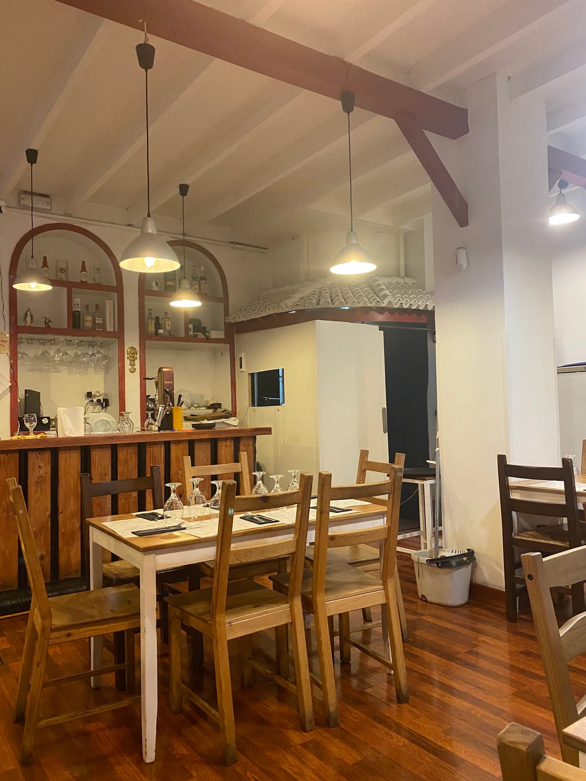 Interior de Lima y carbón, restaurante peruano en Valencia, con platos típicos como ceviche y lomo saltado — foto oficial del restaurante