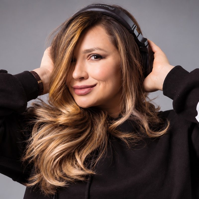 Lis Acevedo — Locutora · Comunicadora · Voz comercial de Latinos FM