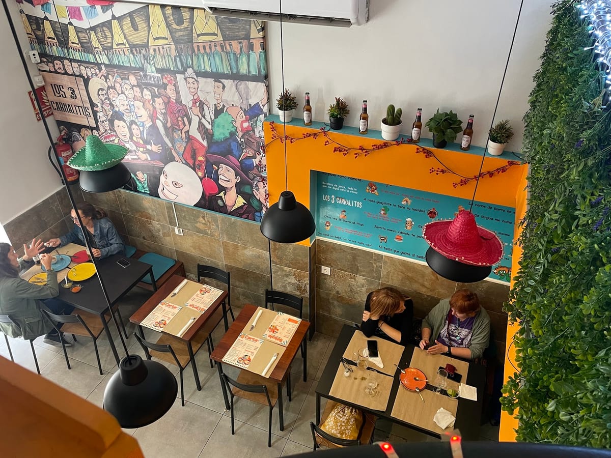 Interior de Los 3 Carnalitos Restaurante Mexicano en Alicante con ambiente vibrante y platos típicos — foto oficial del restaurante.