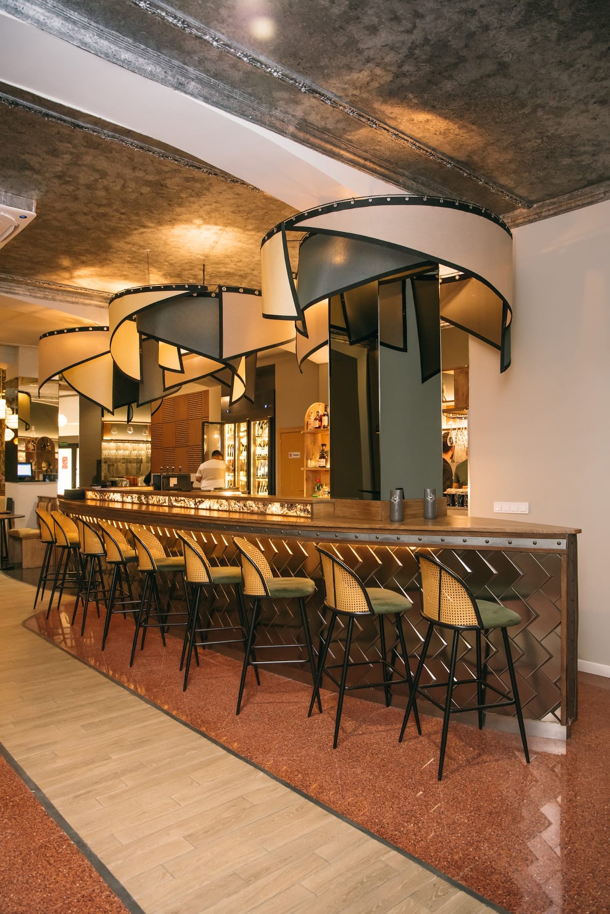 Interior de Manaw - Nikkei Bar en Valencia, con platos de ceviche y sushi, reflejando su cocina peruana fusión en Ciutat Vella — foto oficial del restaurante.