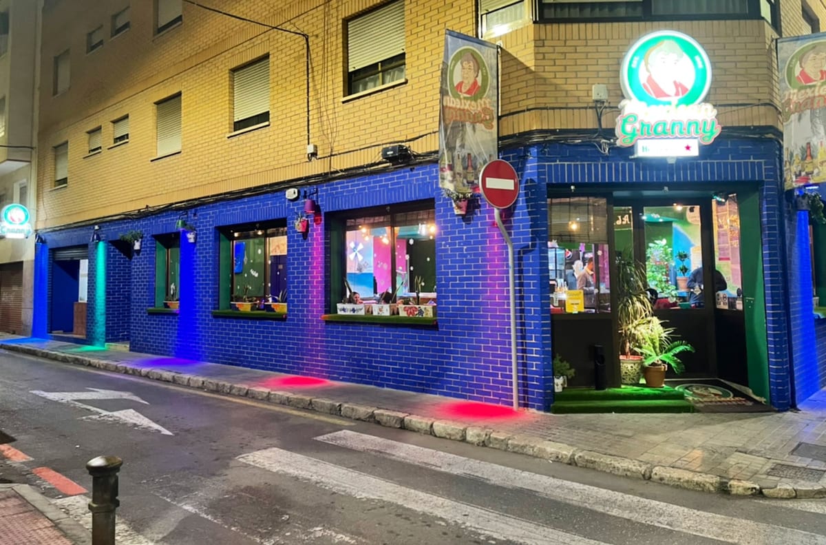 Platos abundantes de comida mexicana auténtica en MEXICAN GRANNY Alicante, incluyendo tacos, enchiladas y margaritas — foto oficial del restaurante.