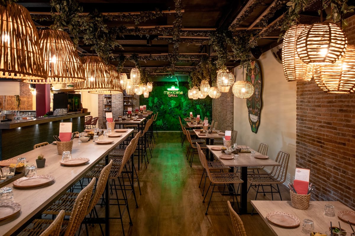 Interior de Mexicana Grill Lausanne con mesas, ambiente vibrante y barra de cócteles, ideal para disfrutar de auténtica comida mexicana — foto oficial del restaurante.