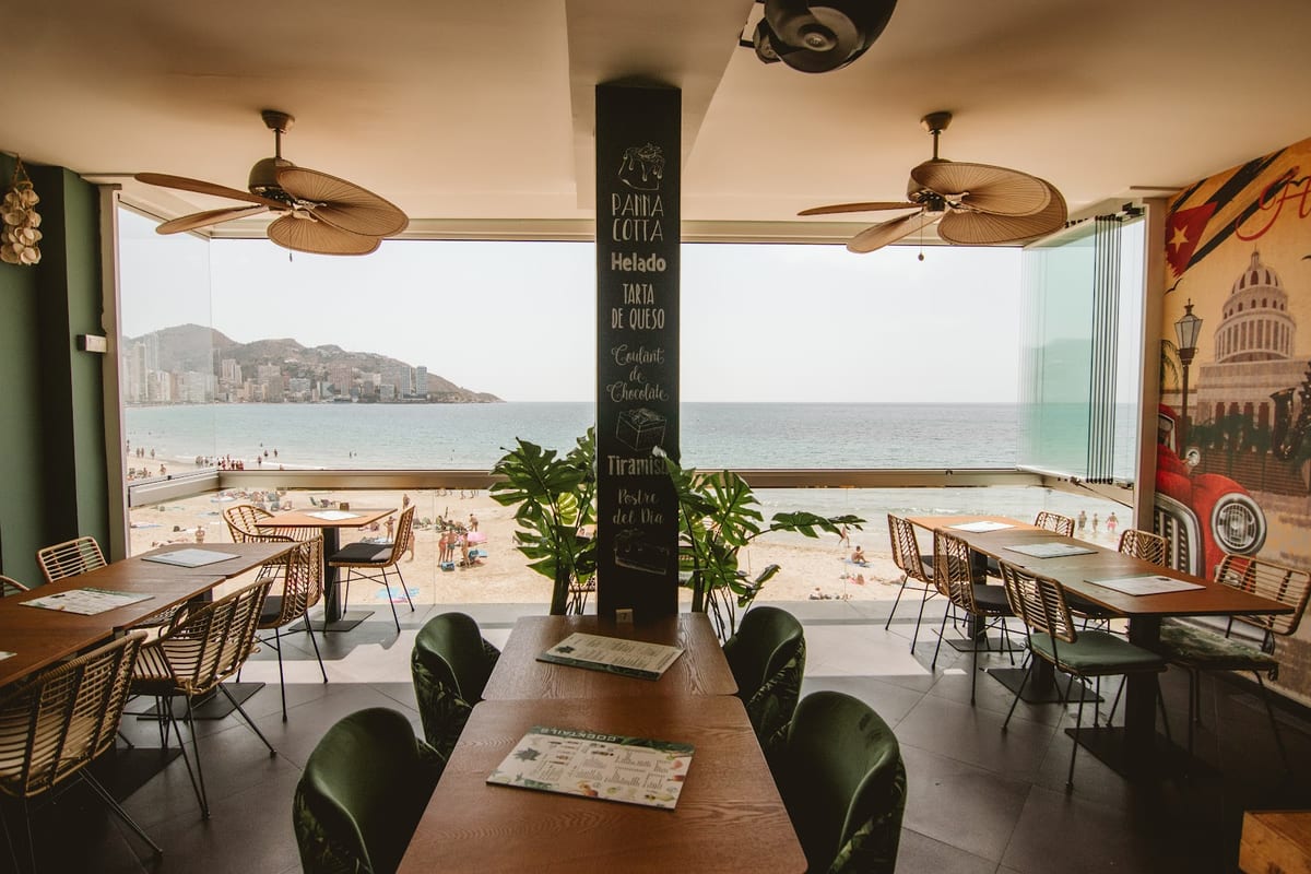 Platos típicos de la cocina cubana en Mojito Beach Benidorm, como Ropa Vieja y Lechón Asado, en un ambiente caribeño — foto oficial del restaurante.