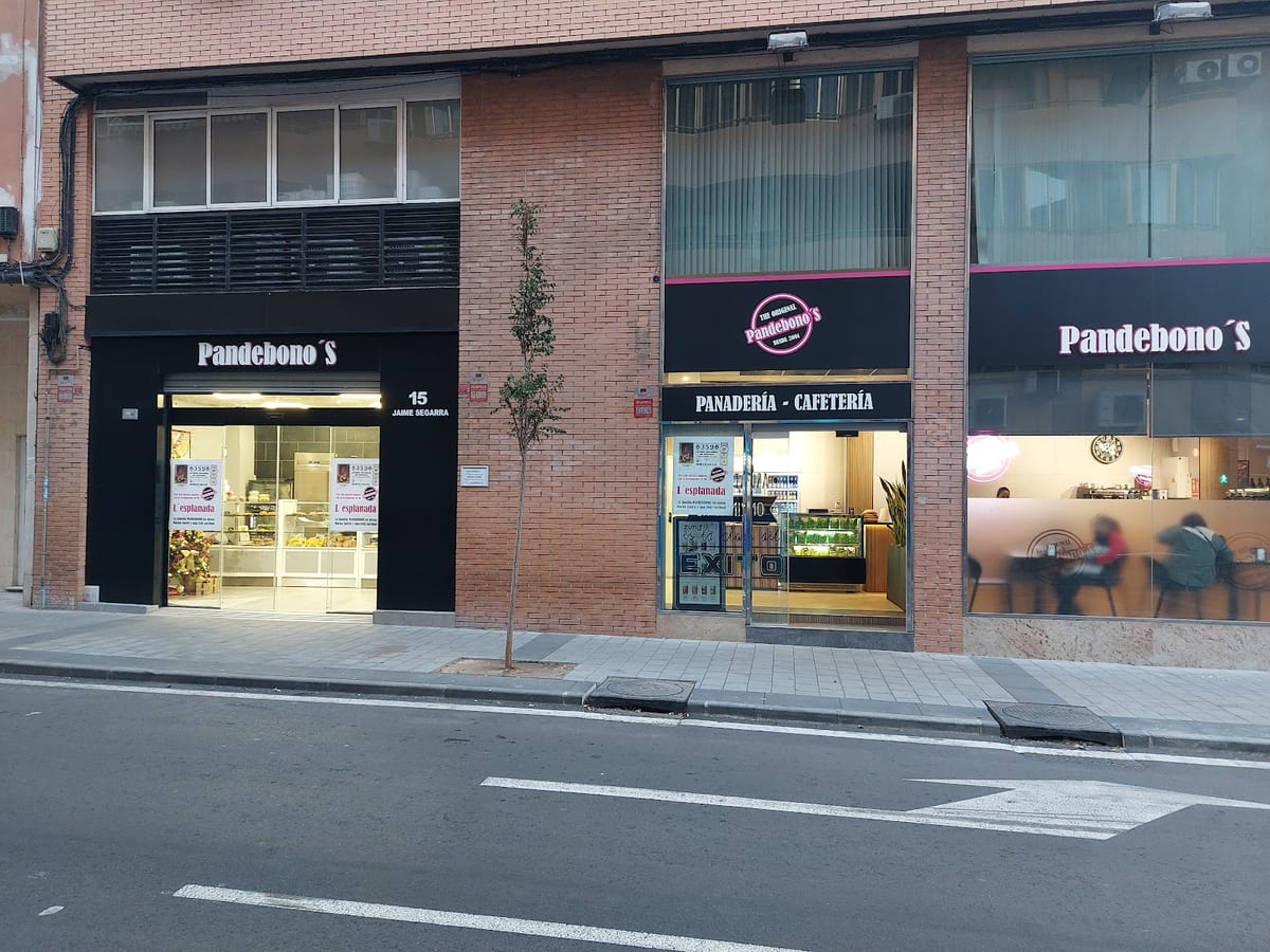 Interior de Pandebonos & Café en Alicante, panadería y restaurante colombiano con pandebonos, arepas y empanadas — foto oficial del restaurante