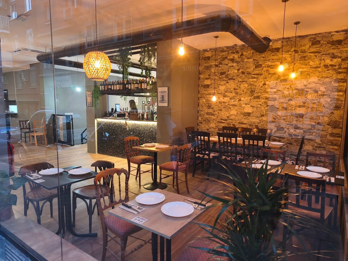 Asador argentino Pueblo Grill Madrid, carnes a la brasa, empanadas y parrilla en Chamartín — foto oficial del restaurante.