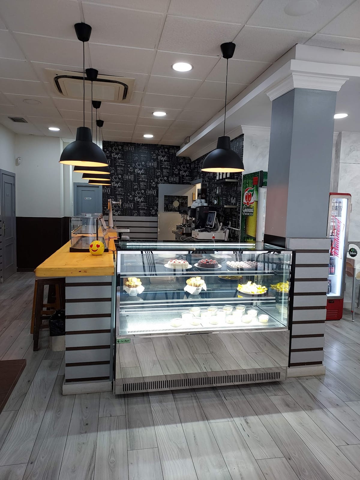 Platos típicos brasileños de + que delicia en Madrid, incluyendo Feijoada y Picanha, servidos en un ambiente acogedor — foto oficial del restaurante
