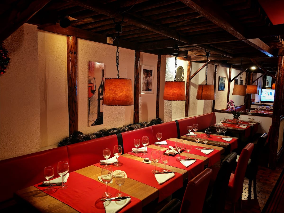 Platos de carne a la brasa y ambiente del Restaurante Churrasco Lausanne, cocina brasileña auténtica en Suiza — foto oficial del restaurante.