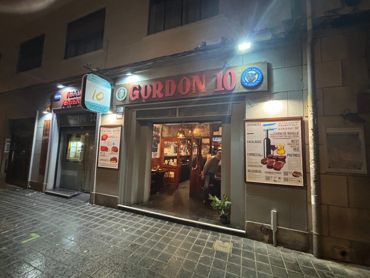 Interior acogedor del Restaurante Asador Argentino Gordon 10 en Valencia, destacando su parrilla y entrecots — foto oficial del restaurante.