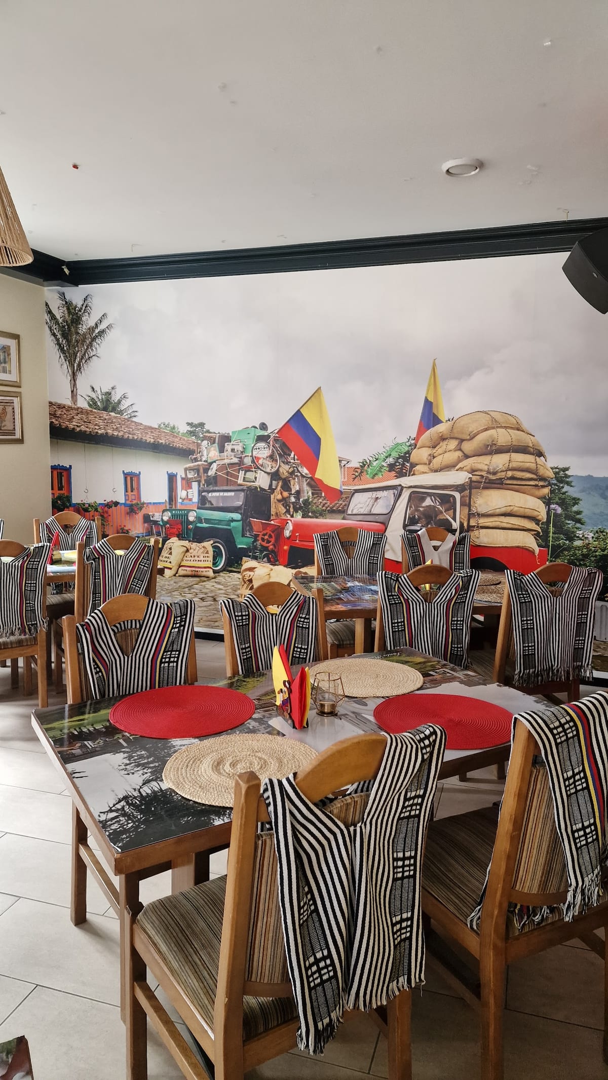 Bandeja Paisa y arepas colombianas en Restaurante Colombiano Nuestra Tierra en Basel, Suiza — foto oficial del restaurante