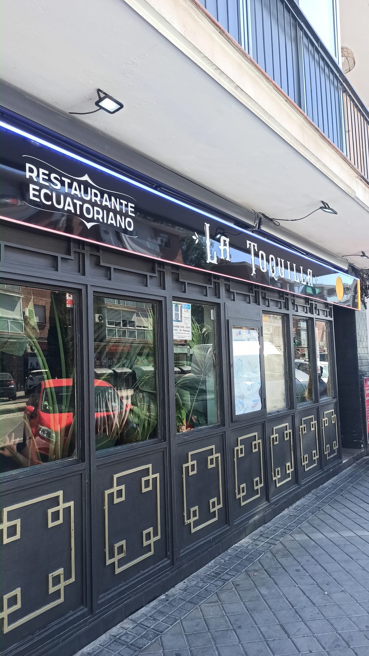 Interior del Restaurante ecuatoriano La Toquilla en Madrid, ambiente acogedor y platos típicos de Ecuador en Carabanchel — foto oficial del restaurante