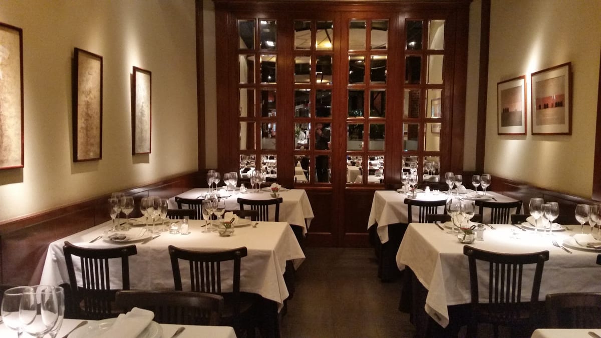 Asador argentino Restaurante El Gaucho en Madrid, interior con paredes de madera y ladrillo visto, ambiente acogedor — foto oficial del restaurante