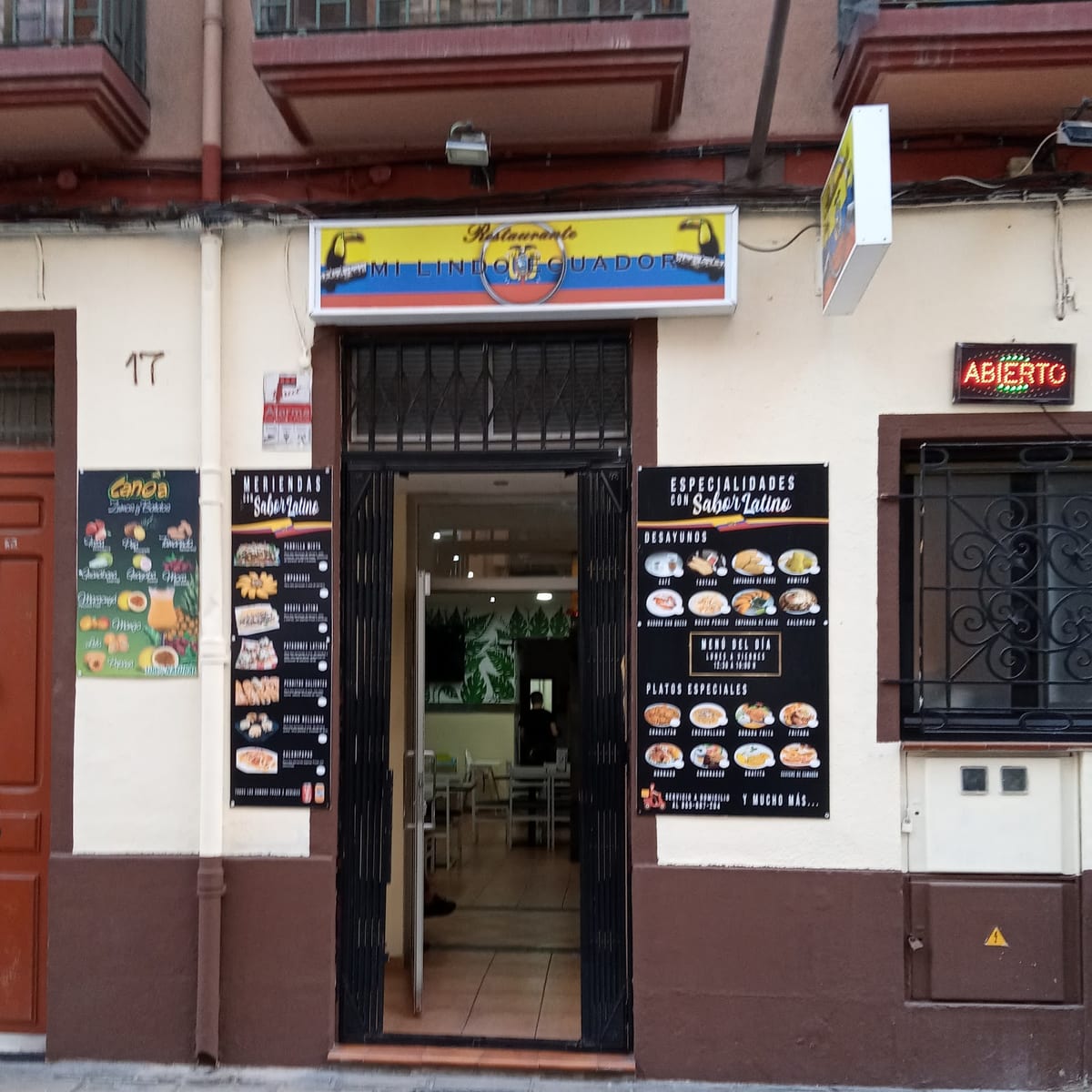 Interior de RESTAURANTE MI LINDO ECUADOR en Alicante, ambiente acogedor y platos típicos de la auténtica cocina ecuatoriana — foto oficial del restaurante