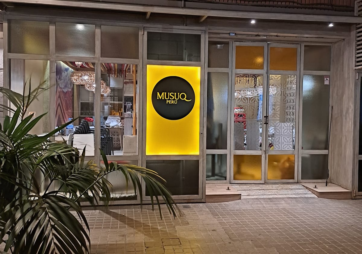 Platos típicos de la cocina peruana en Restaurante Musuq Perú Valencia, como ceviche y lomo saltado — foto oficial del restaurante.