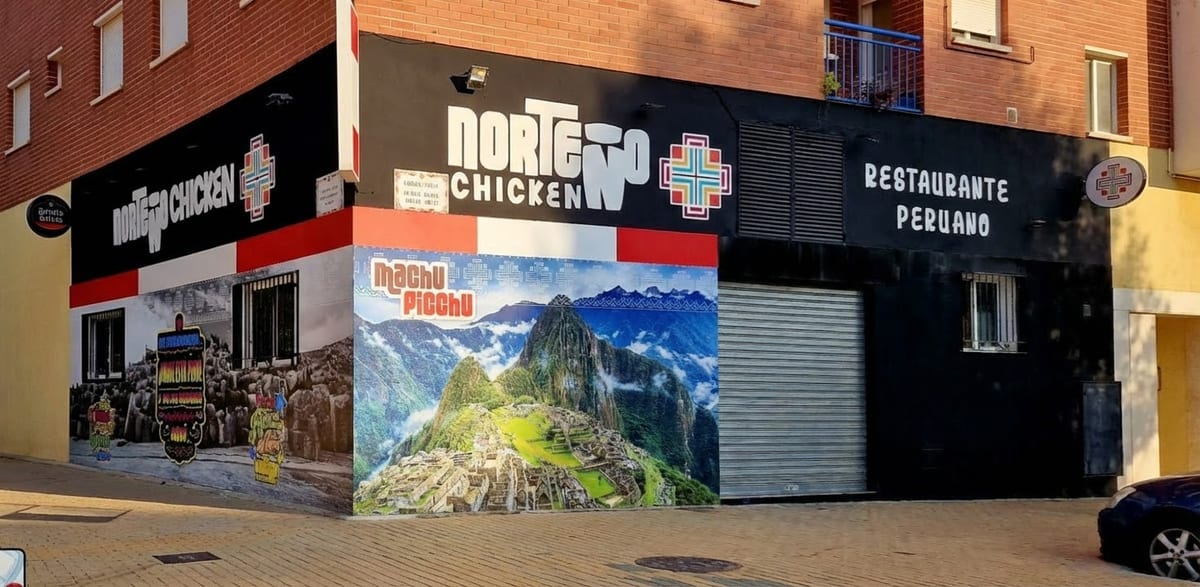 Platos típicos del Restaurante Peruano Norteño en Castellón de la Plana: Ceviche, Lomo Saltado y Ají de Gallina — foto oficial del restaurante.
