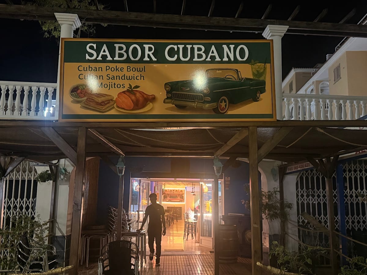 Plato de Ropa Vieja con arroz y frijoles negros, especialidad del Restaurante Sabor Cubano en Benidorm y El Campello — foto oficial del restaurante