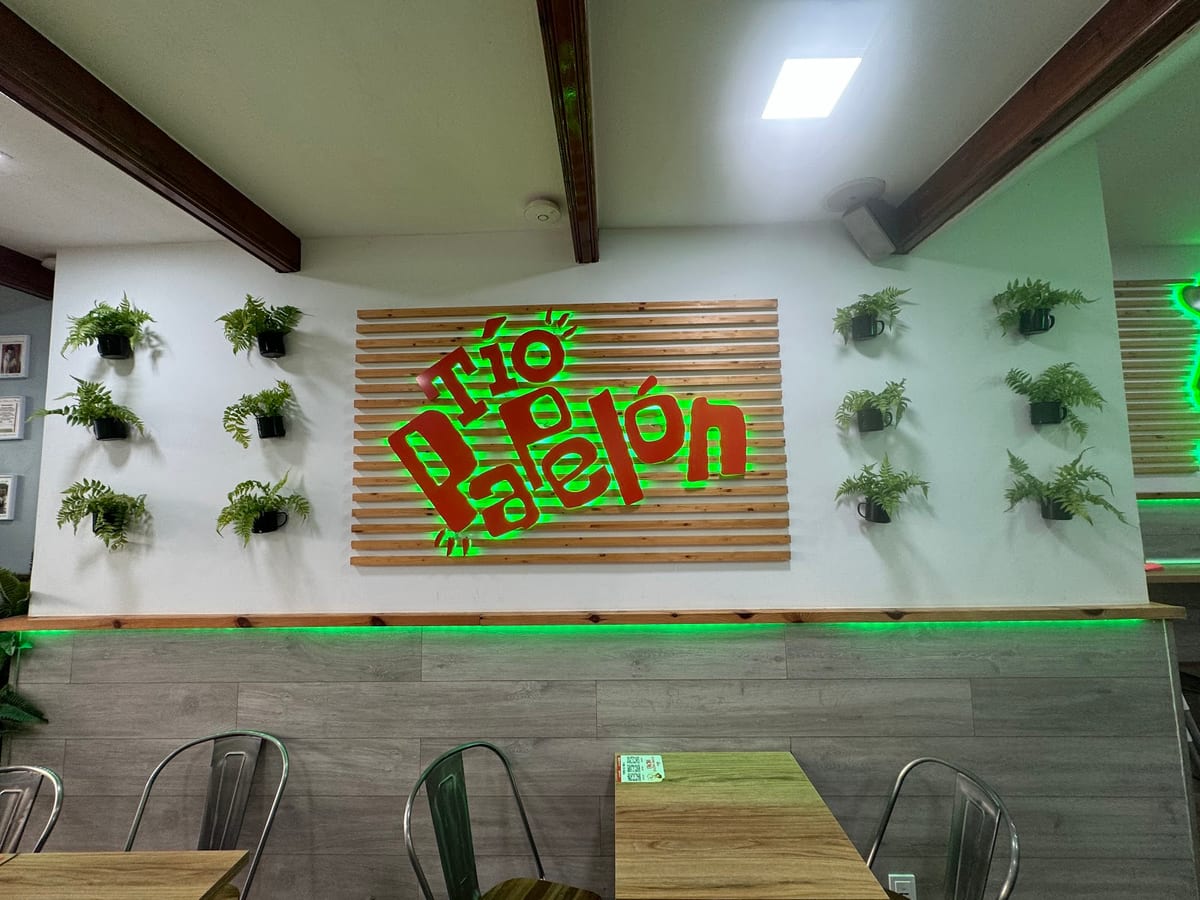 Arepas, empanadas y cachapas venezolanas en Tío Papelón Barcelona, restaurante de comida callejera en Eixample — foto oficial del restaurante