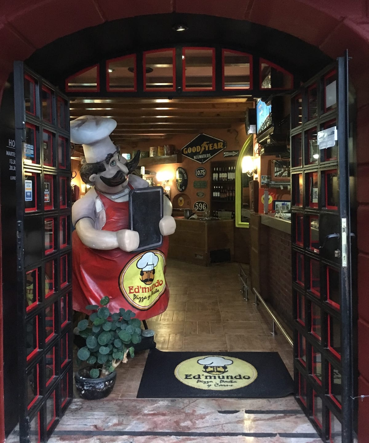 Parrilla argentina con cortes de carne y empanadas en Restaurantes Alicante EDMUNDO, especialista en comida argentina en Alicante — foto oficial del restaurante.