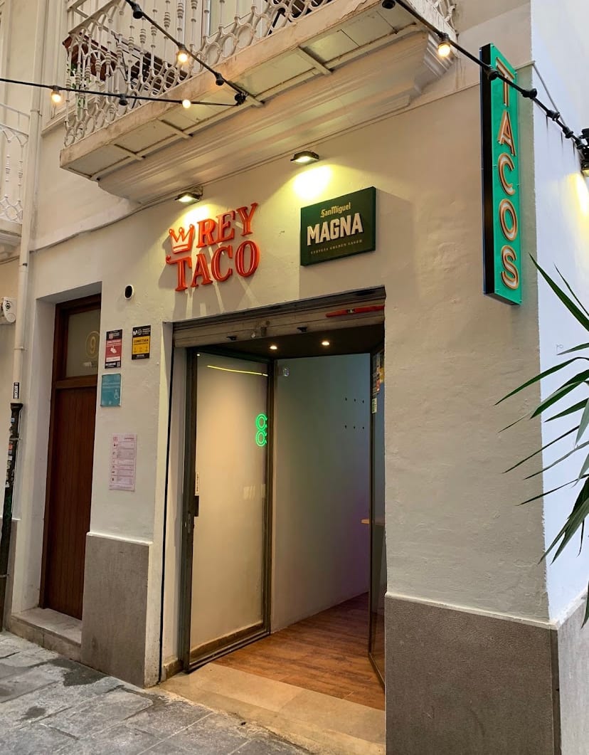 Rey Taco Valencia — Fachada moderna con luces de neón y letrero de tacos, restaurante mexicano auténtico en Ciutat Vella — foto oficial del restaurante