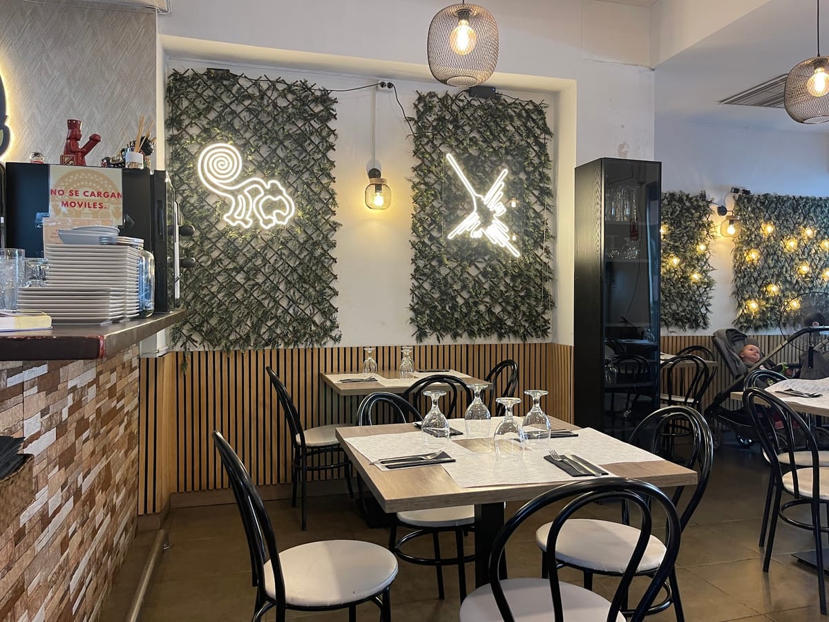 Platos típicos de Rinconcito Peruano con Brasas en Gandía y Valencia, incluyendo ceviche, lomo saltado y pollo a la brasa — foto oficial del restaurante