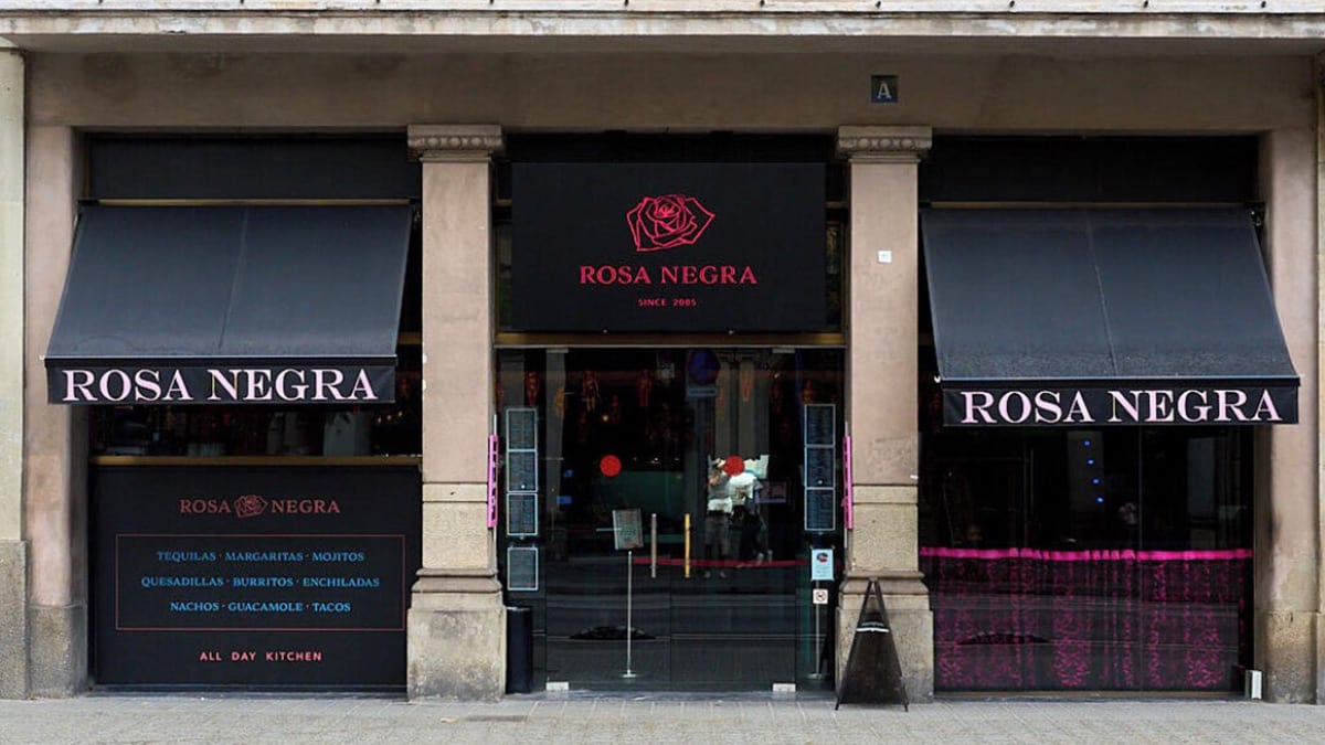 Interior vibrante de Rosa Negra Vía Laietana, restaurante mexicano en Barcelona con tacos, burritos y cócteles de tequila — foto oficial del restaurante.