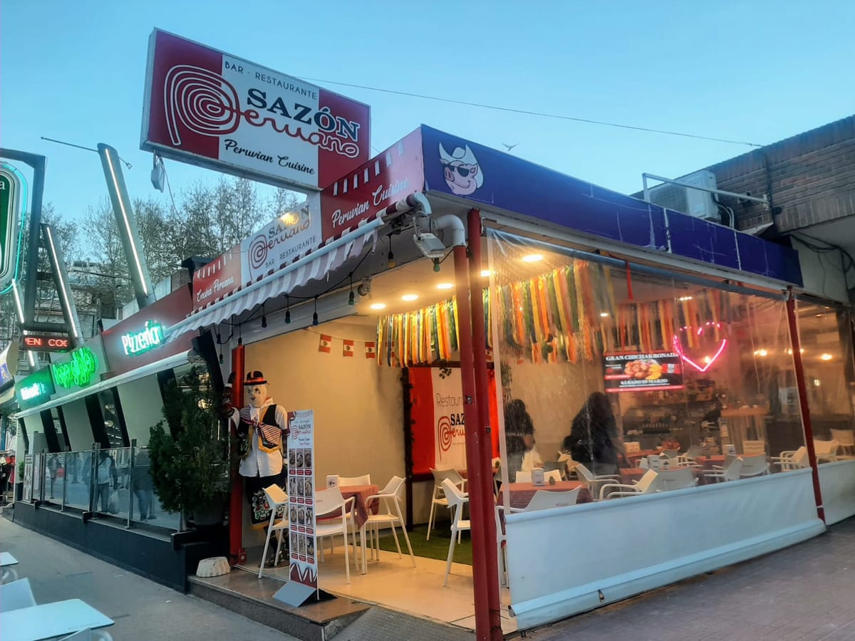 Interior de Sazón Peruano en Benidorm con platos de ceviche y lomo saltado, ambiente acogedor de restaurante peruano auténtico — foto oficial del restaurante.
