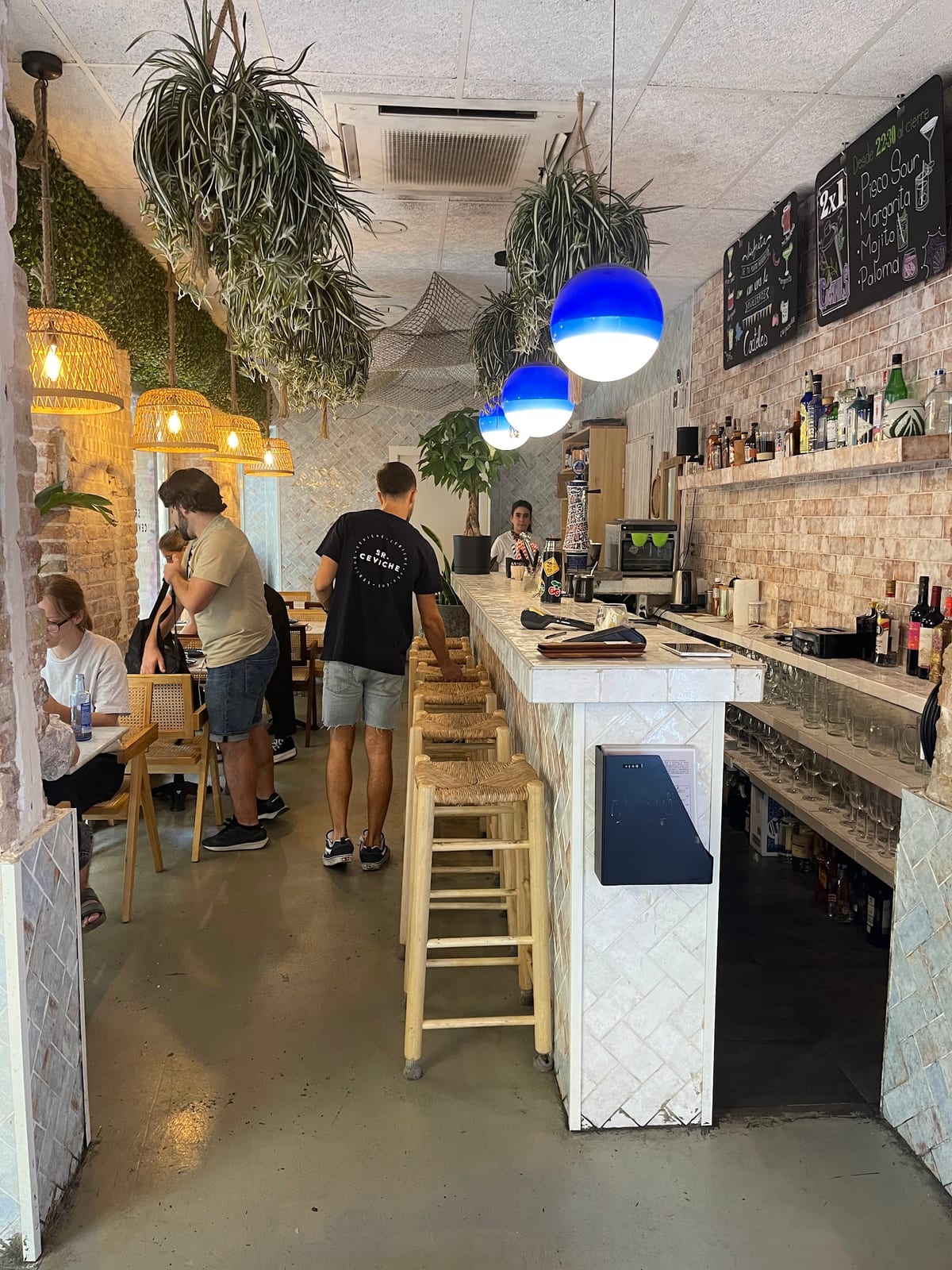 Sr. Ceviche Barcelona, restaurante peruano con auténtico ceviche y marisco fresco en decoración náutica — foto oficial del restaurante